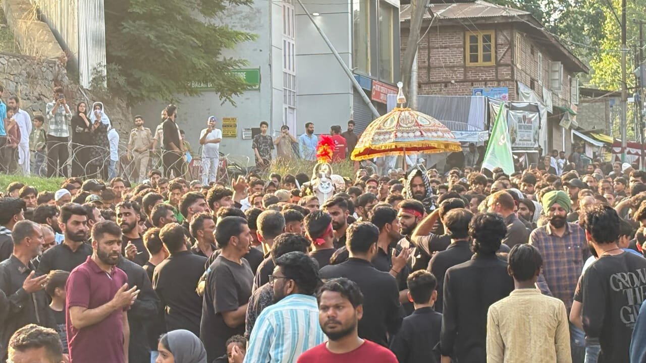 कश्मीर घाटी में आशूरा के जुलूस: मीरगुंड बडगाम और गुलशन बाग श्रीनगर के जुलूसों में हजारों अज़ादारो की शिरकत