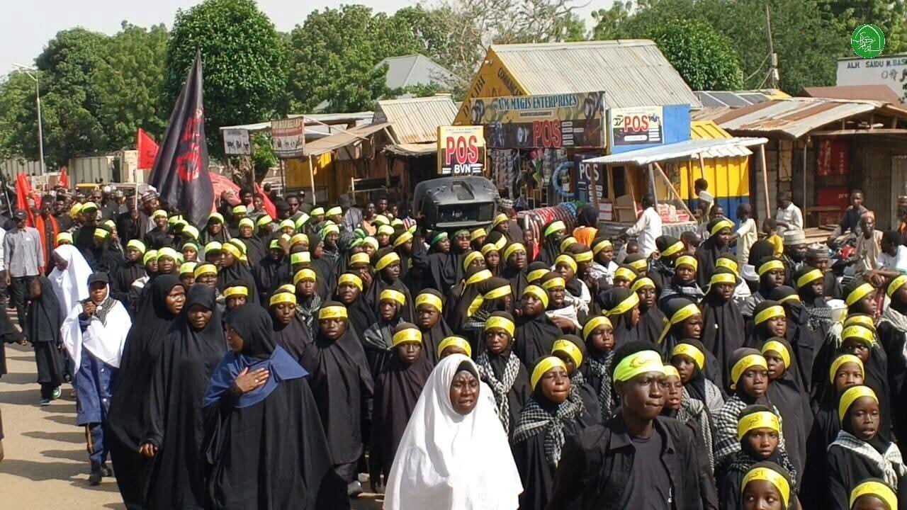 ملايين المعزّين الحسينيّين يشاركون في مسيرات عاشوراء في نيجيريا + صور