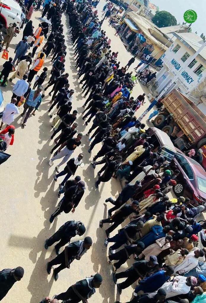 ملايين المعزّين الحسينيّين يشاركون في مسيرات عاشوراء في نيجيريا + صور