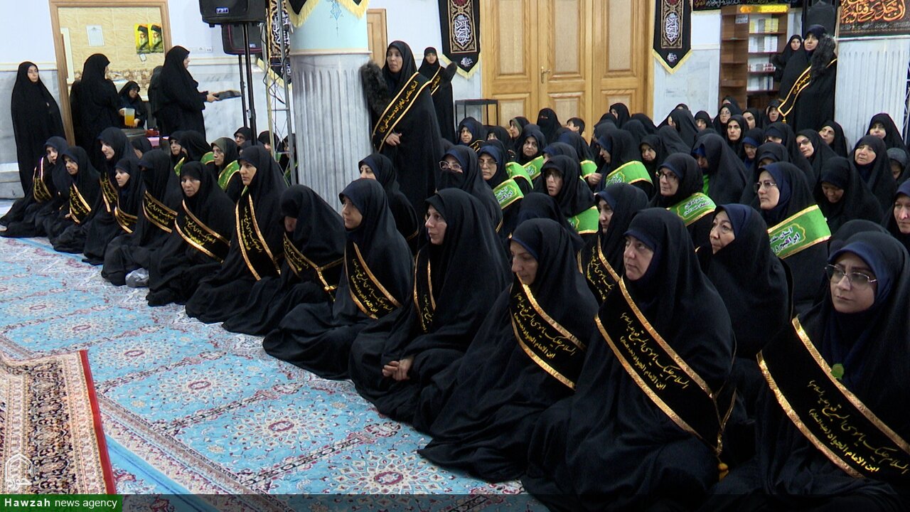 همایش رهروان زینبی با حضور بانوان خادم و خانواده‌های شهدا در قم برگزار شد