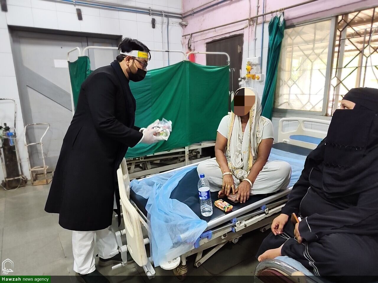 کلیان مہاراشٹرا میں انفال فاؤنڈیشن کی جانب سے نام امام حسین (ع) پر مریضوں اور تیمارداروں میں پھل تقسیم