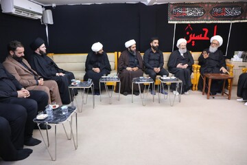 ادای احترام آیت الله فقیهی به  مرحوم آیت‌الله العظمی فیاض