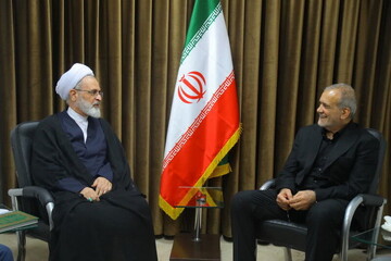 President Pezeshkian meets with Ayatollah Arafi in Qom visit