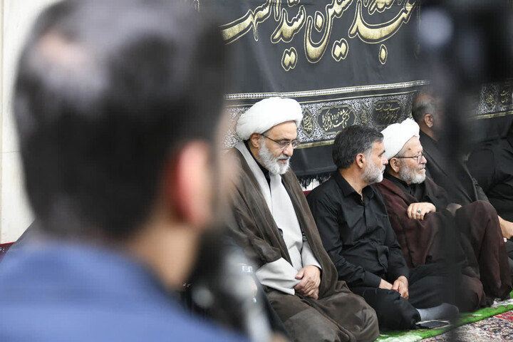 تصاویر |مراسم عزای حسینی دفتر امام جمعه اصفهان(روز اول)