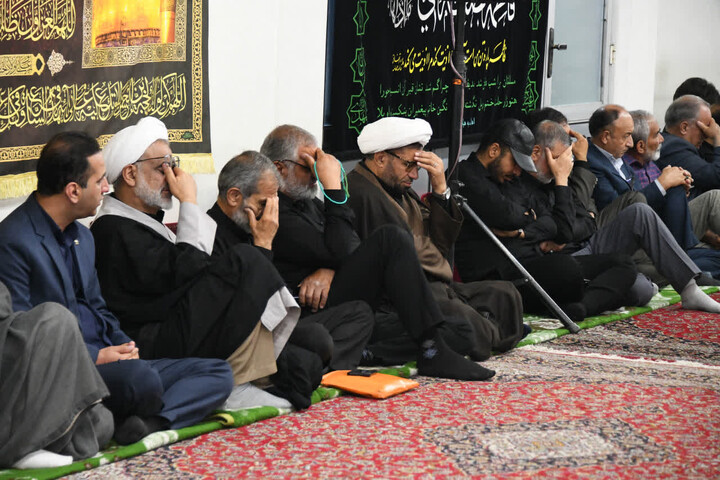 تصاویر |مراسم عزای حسینی دفتر امام جمعه اصفهان(روز اول)