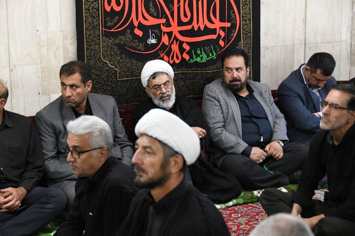 تصاویر |مراسم عزای حسینی دفتر امام جمعه اصفهان(روز اول)