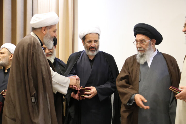 تصاویر |همایش تجلیل از روحانیون فعال اصفهان در دفاع مقدس رمضان