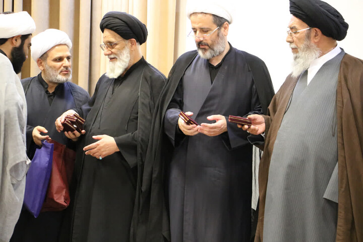 تصاویر |همایش تجلیل از روحانیون فعال اصفهان در دفاع مقدس رمضان