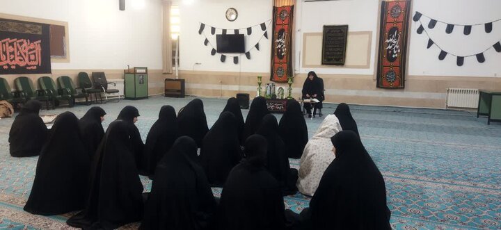 تصاویر/ برگزاری مراسم قرائت زیارت عاشورا در مدرسه علمیه حضرت زینب(س) کرمان