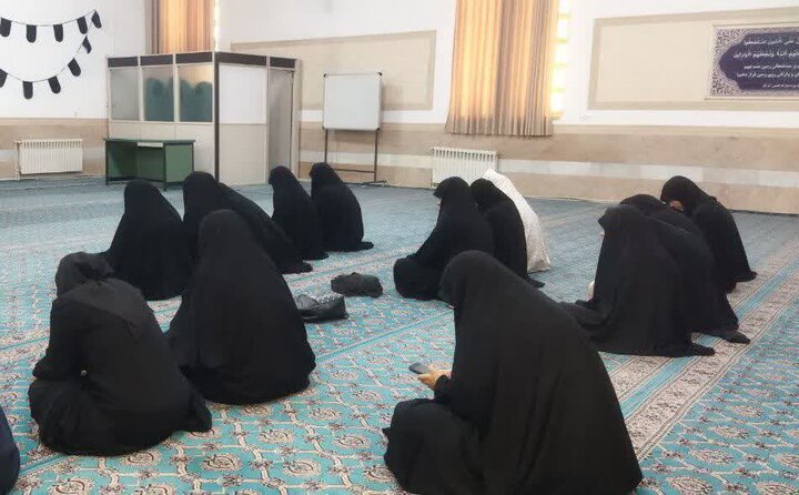 تصاویر/ برگزاری مراسم قرائت زیارت عاشورا در مدرسه علمیه حضرت زینب(س) کرمان