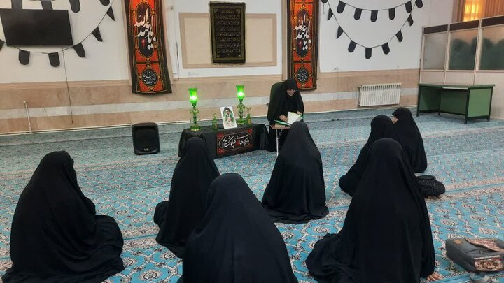 تصاویر/ برگزاری مراسم قرائت زیارت عاشورا در مدرسه علمیه حضرت زینب(س) کرمان