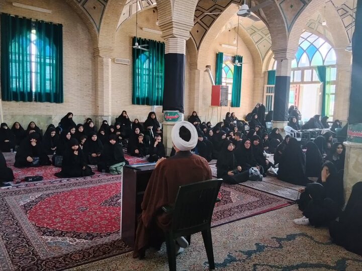 تصاویر/ نشست علمی پژوهشی با موضوع سیره حضرت زینب(س) توسط مدرسه علمیه الزهرا(س) ماهان