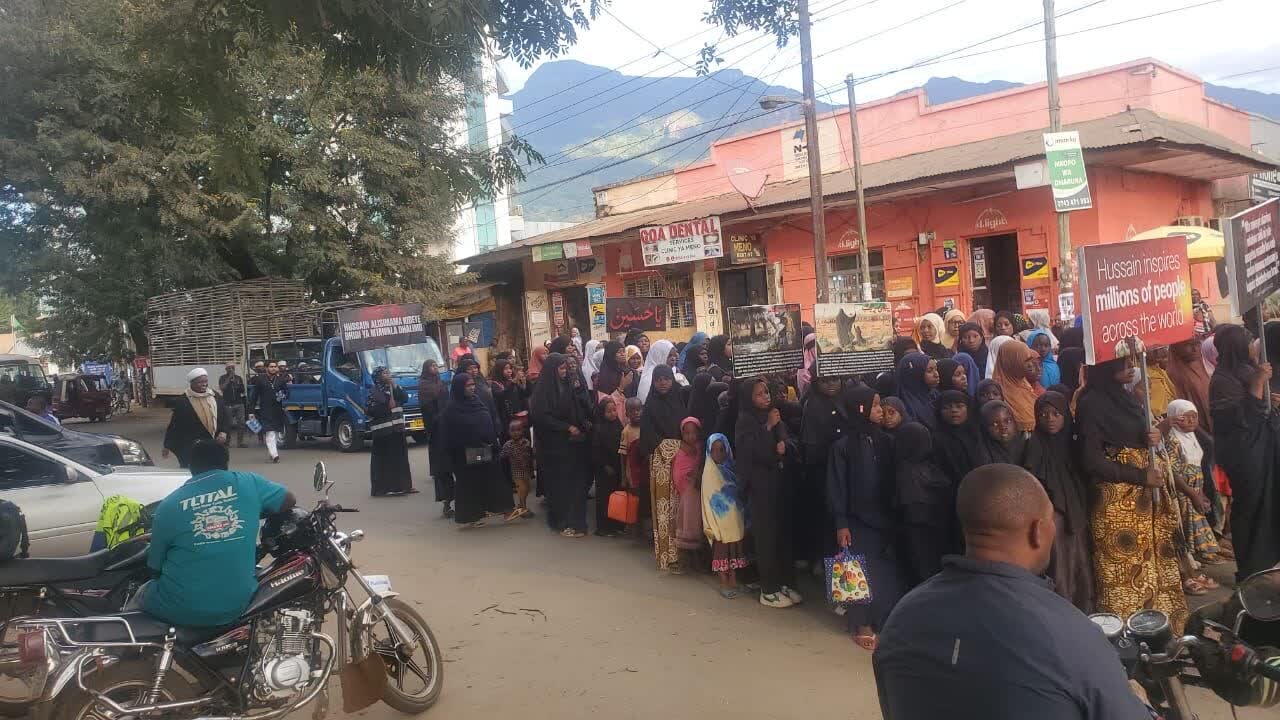 شیعیان موروگورو ندای امام حسین(ع) را لبیک گفتند؛ برگزاری مجالس عزاداری و راهپیمایی باشکوه + تصاویر