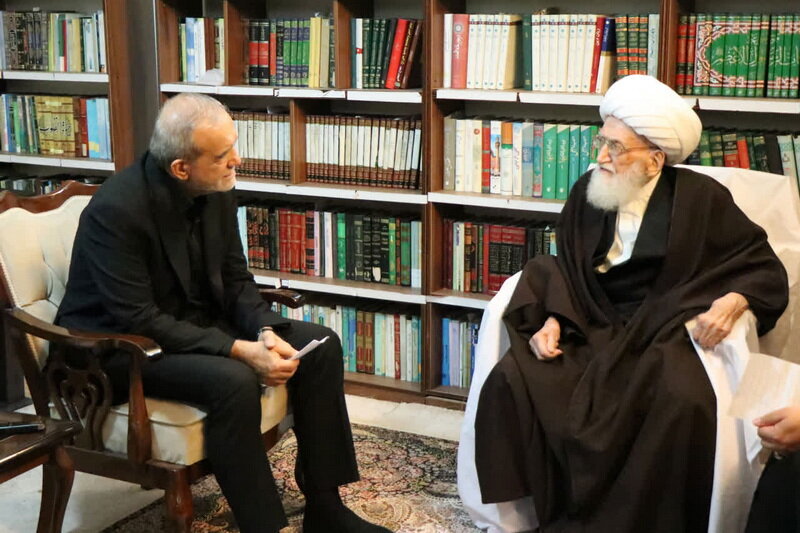 آية اللّه العظمى نوريّ الهمدانيّ: ينبغي أن تكون العلاقة بين المسؤولين وسماحة القائد علاقة "التابع والإمام"