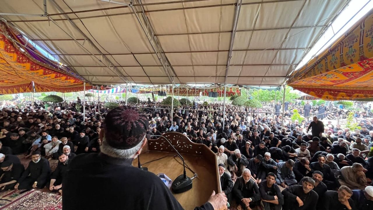 अंजुमने शरई शियान के तहत अज़ादारी और जुलूसों का सिलसिला जारी, इमाम की पैरवी पर ज़ोर