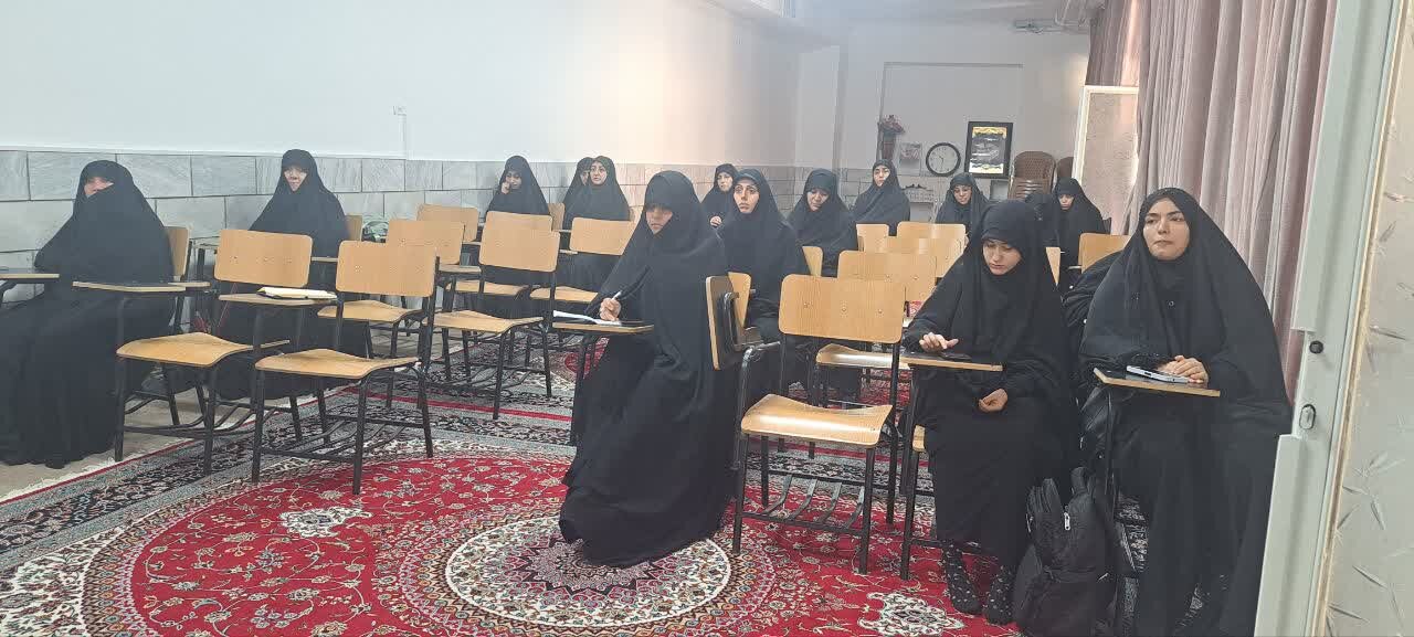 نشست علمی تحلیل حضرت ز ینب کبری (س)  در حوزه علمیه خواهران کوثر