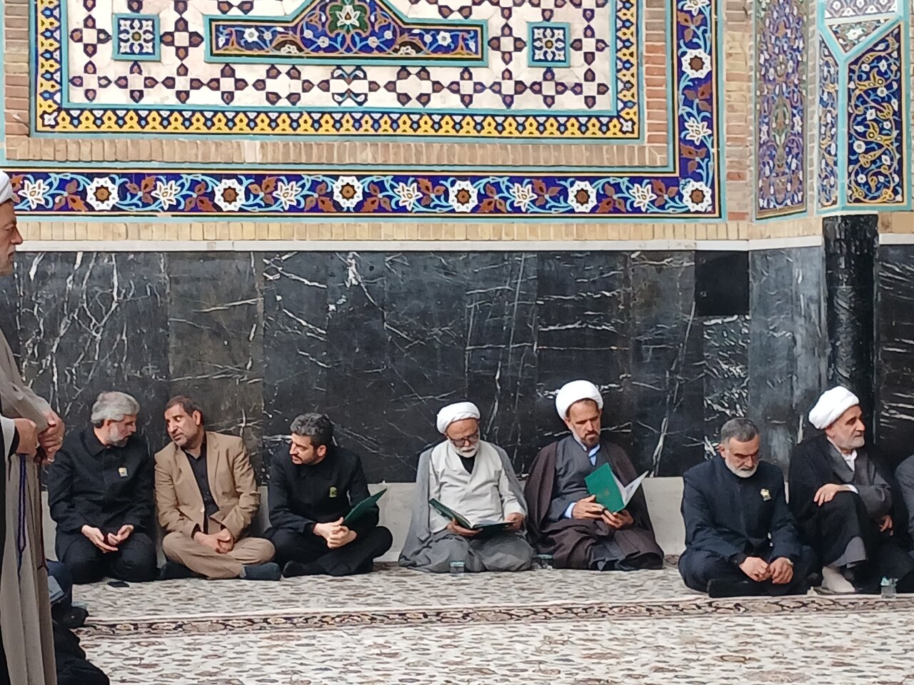 مراسم سالروز شهادت آیت الله بهشتی و ۷۲ تن از یاران صدیق امام‌خمینی (ره) در ایوان مقصوره مسجدگوهرشاد حرم مطهر رضوی