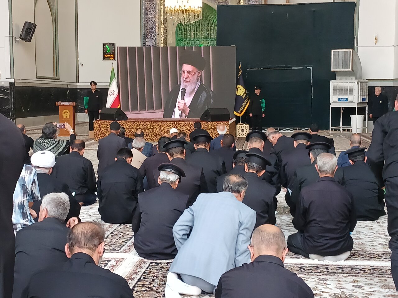 مراسم سالروز شهادت آیت الله بهشتی و ۷۲ تن از یاران صدیق امام‌خمینی (ره) در ایوان مقصوره مسجدگوهرشاد حرم مطهر رضوی
