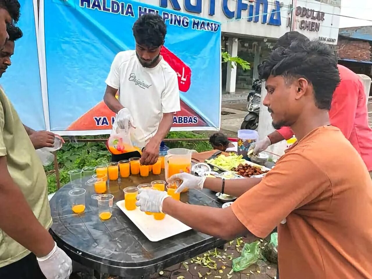 শোকের ছোঁয়ায় সেবার বার্তা-হলদিয়ায় ইয়াওমে আশুরায় হাজারো মানুষের হাতে শরবত ও পানীয় জল