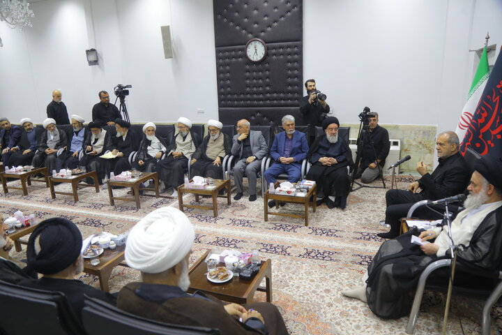 Il Presidente Pezeshkian incontra i membri dell’Associazione dei Docenti del Seminario di Qom