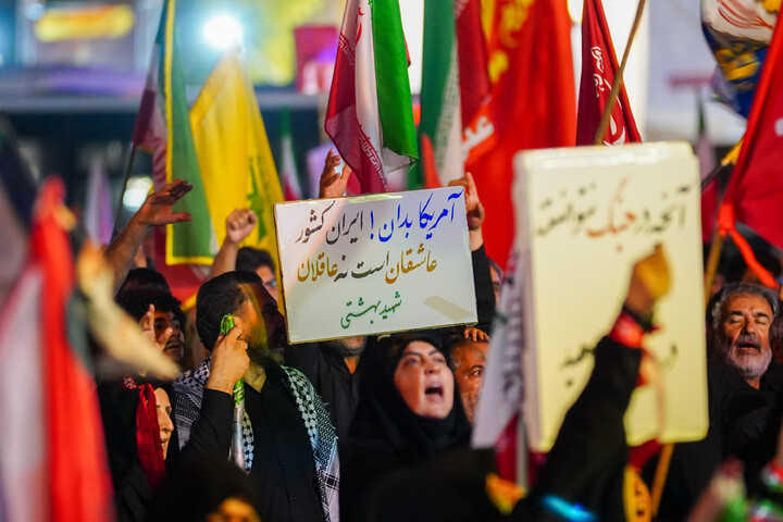 تصاویر/ تجمع باشکوه مردم نیروگاه قم در چله سوم شهادت قائد امت و شهدای جنگ رمضان