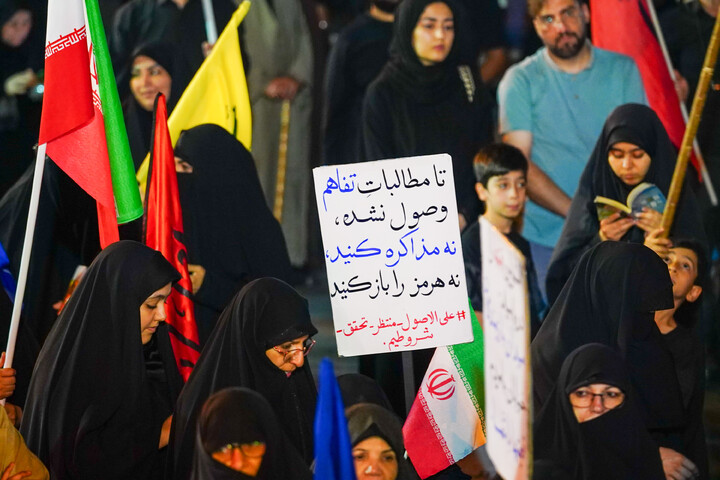 تصاویر/ تجمع باشکوه مردم نیروگاه قم در چله سوم شهادت قائد امت و شهدای جنگ رمضان