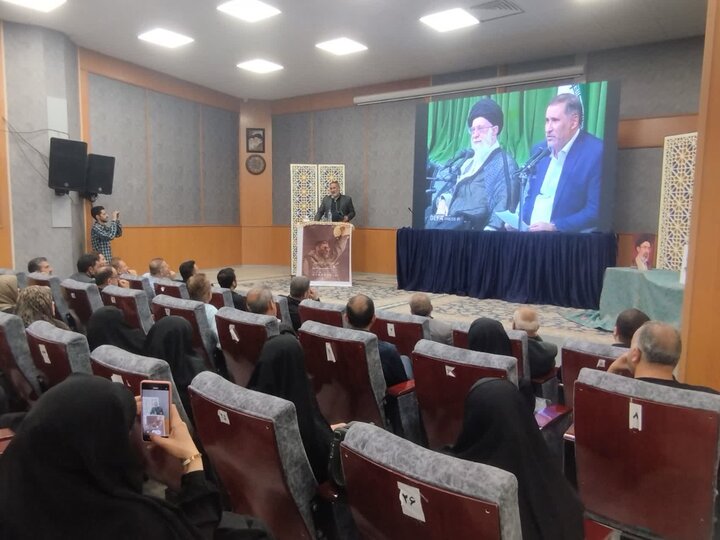 تصاویر / محفل شعر در امتداد عاشورا به یاد رهبر شهید در قزوین برگزار شد