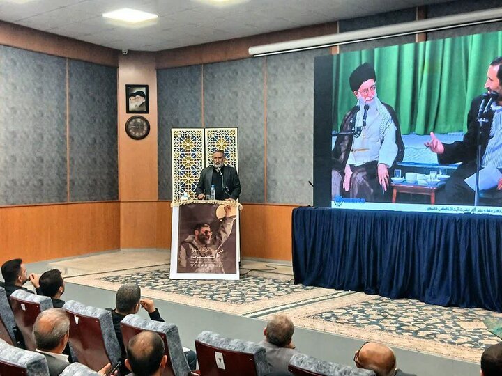 تصاویر / محفل شعر در امتداد عاشورا به یاد رهبر شهید در قزوین برگزار شد