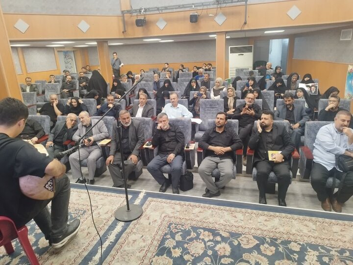 تصاویر / محفل شعر در امتداد عاشورا به یاد رهبر شهید در قزوین برگزار شد