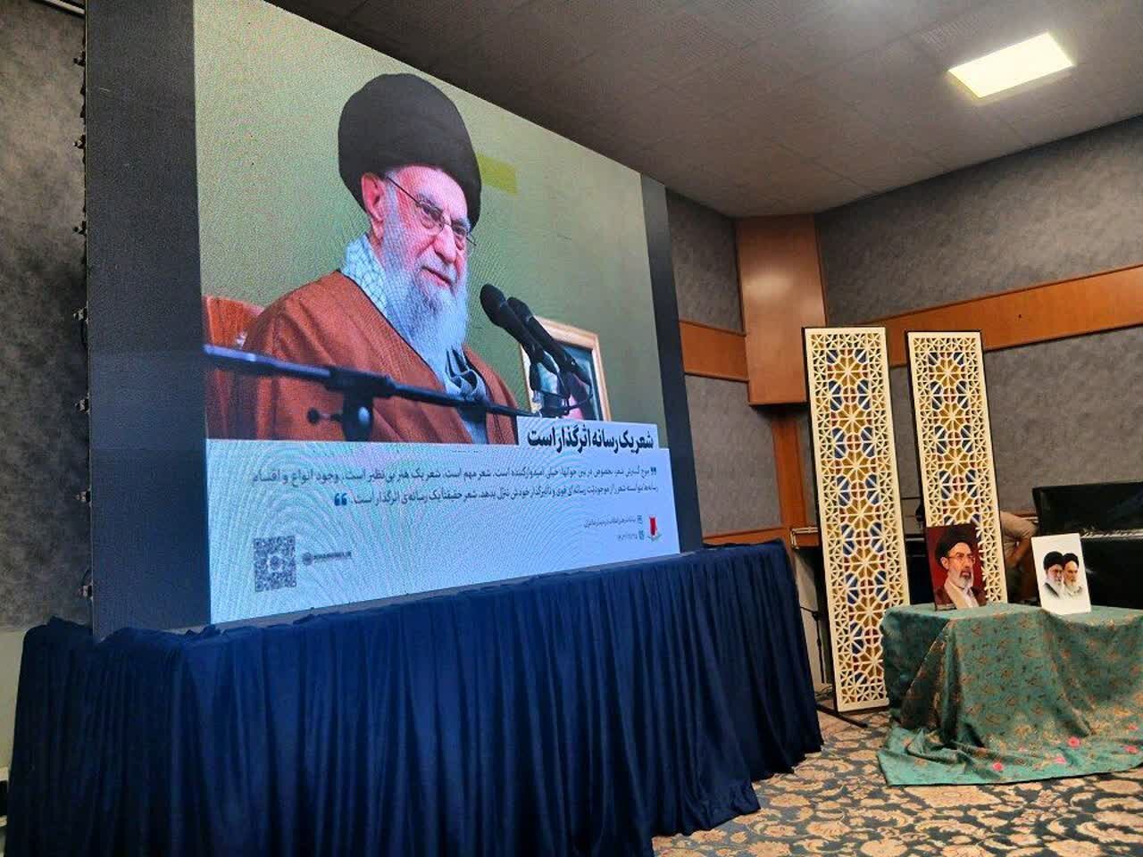 تصاویر / محفل شعر در امتداد عاشورا به یاد رهبر شهید در قزوین