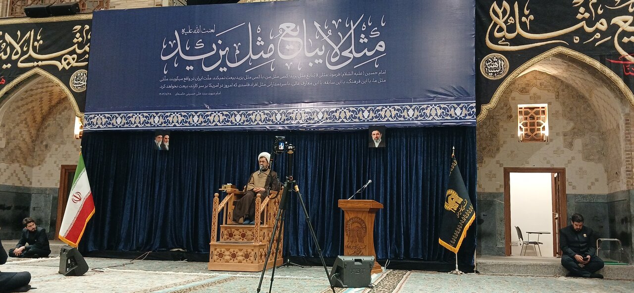 منبر ذکر فضائل امیرالمؤمنین حضرت علی(ع) در دارالقران کریم حرم رضوی