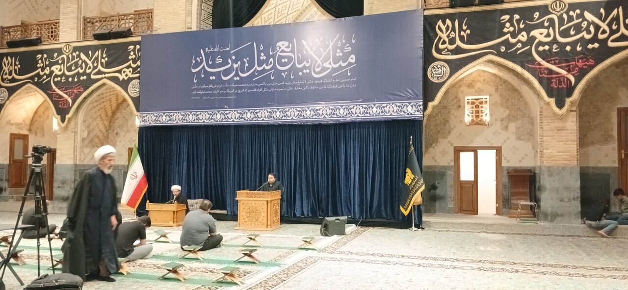 منبر ذکر فضائل امیرالمؤمنین حضرت علی(ع) در دارالقران کریم حرم رضوی