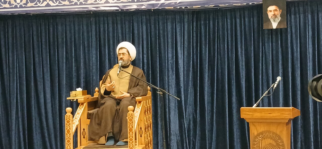 منبر ذکر فضائل امیرالمؤمنین حضرت علی(ع) در دارالقران کریم حرم رضوی