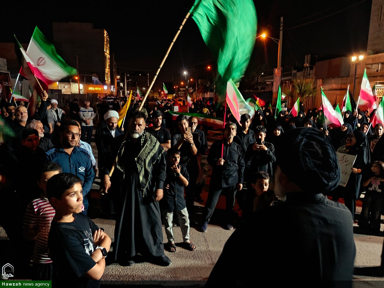 حضور امام جمعه اهواز در تجمع مردم انقلابی منطقه فاز یک پاداد