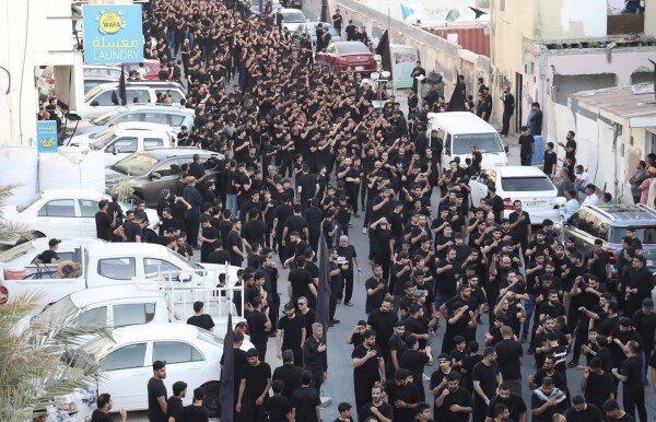 وزير داخلية البحرين يفشل في كسر إرادة قائمي مراسم عاشوراء.. والشيعة يخرجون بملء إرادتهم رغم القمع