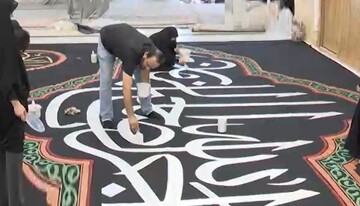کتیبه‌نویسی ۷۵۰ متر هنرِ دست برای استقبال از پیکر مطهر رهبر شهید در قم