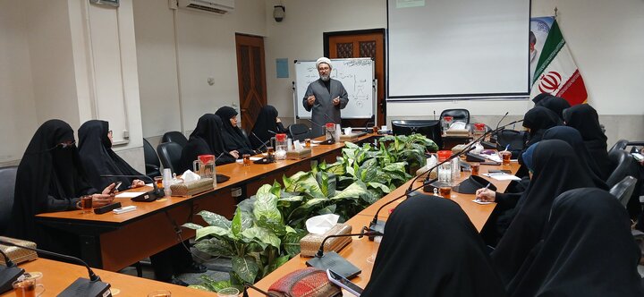 حوزه های علمیه باید در برابر انحرافات فکری پیشگام باشد