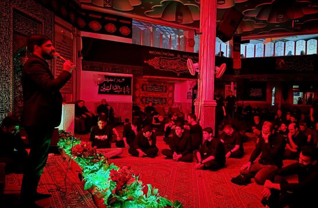 سوگواری امام حسین(ع) در مسجدالمنتظر مشهد؛ چهارپایه‌خوانی و اجتماع مردمی