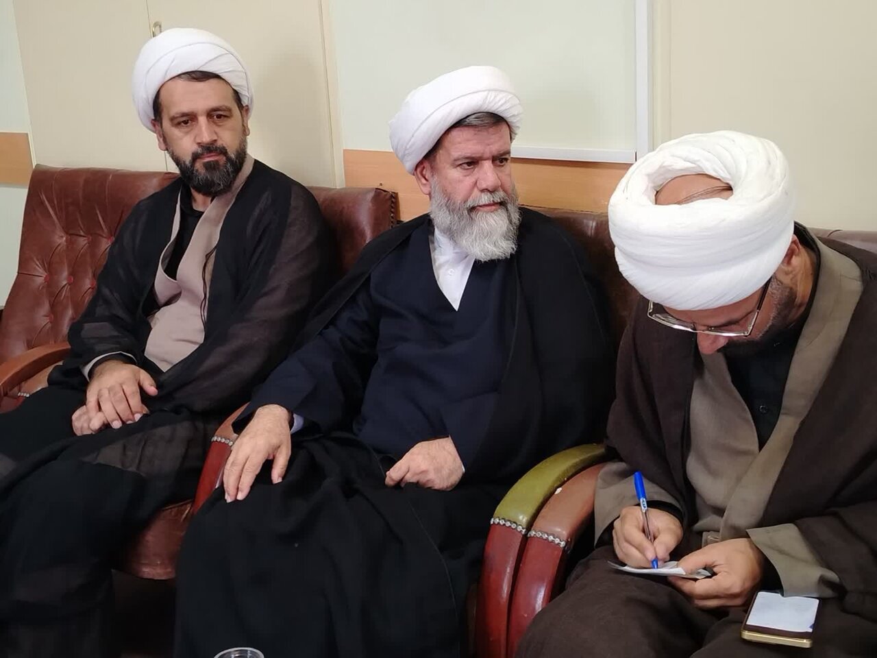 اعزام گسترده طلاب فارس به مراسم تشییع «امام شهید» در قم و همزمان اجتماع بزرگ عزاداران دوشنبه در حرم شاهچراغ(ع)