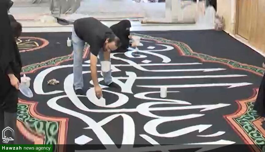 کتیبه‌نویسی ۷۵۰ متر هنرِ دست برای استقبال از پیکر مطهر رهبر شهید در قم