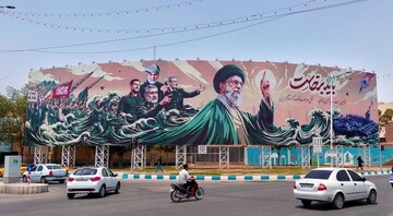رونمایی از بزرگ‌ترین بیلبورد کشور در کرمان با عنوان «باید برخاست»