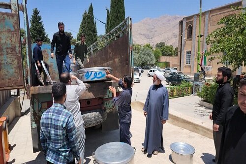 موکب بزرگ طلاب کرمانشاه در مصلای تهران میزبان زائران تشییع رهبر شهید+تصاویر