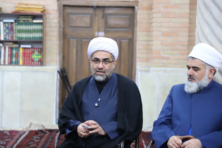 تصاویر گردهمایی علمای اهل سنت و تشیع و بررسی ابعاد شخصیت تقریبی قائد شهید امت