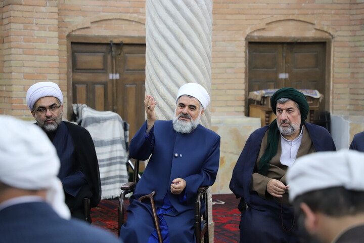 تصاویر گردهمایی علمای اهل سنت و تشیع و بررسی ابعاد شخصیت تقریبی قائد شهید امت