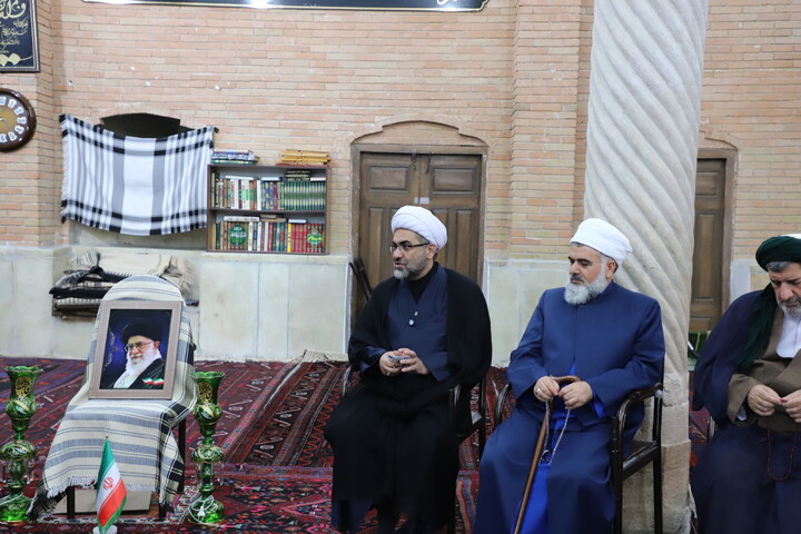 تصاویر گردهمایی علمای اهل سنت و تشیع و بررسی ابعاد شخصیت تقریبی قائد شهید امت