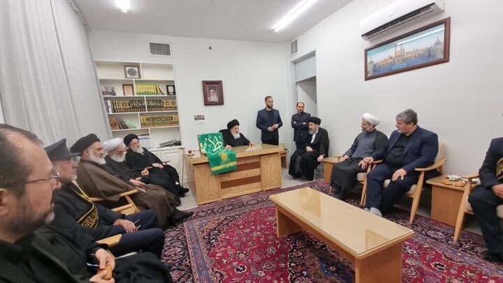 حضور خادمان حرم حضرت معصومه(س) در محفل روضه بیت آیت‌الله گلپایگانی