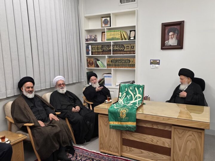حضور خادمان حرم حضرت معصومه(س) در محفل روضه بیت آیت‌الله گلپایگانی