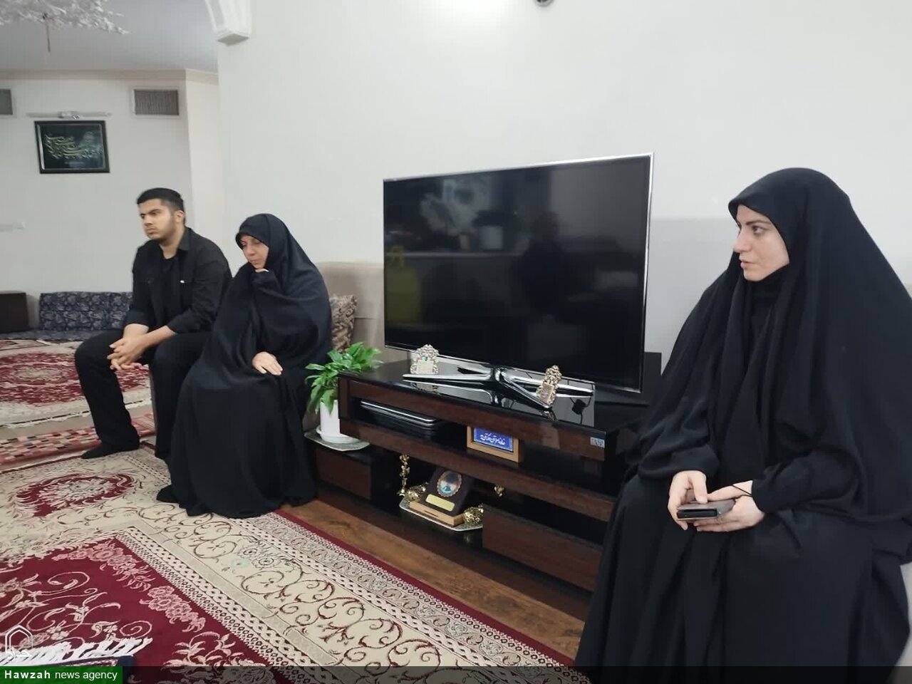 دیدار مسئولان تبلیغات اسلامی زنجان با خانواده شهید احسان کرمی؛ تأکید بر لزوم انتقال فرهنگ مقاومت به نسل جوان + عکس