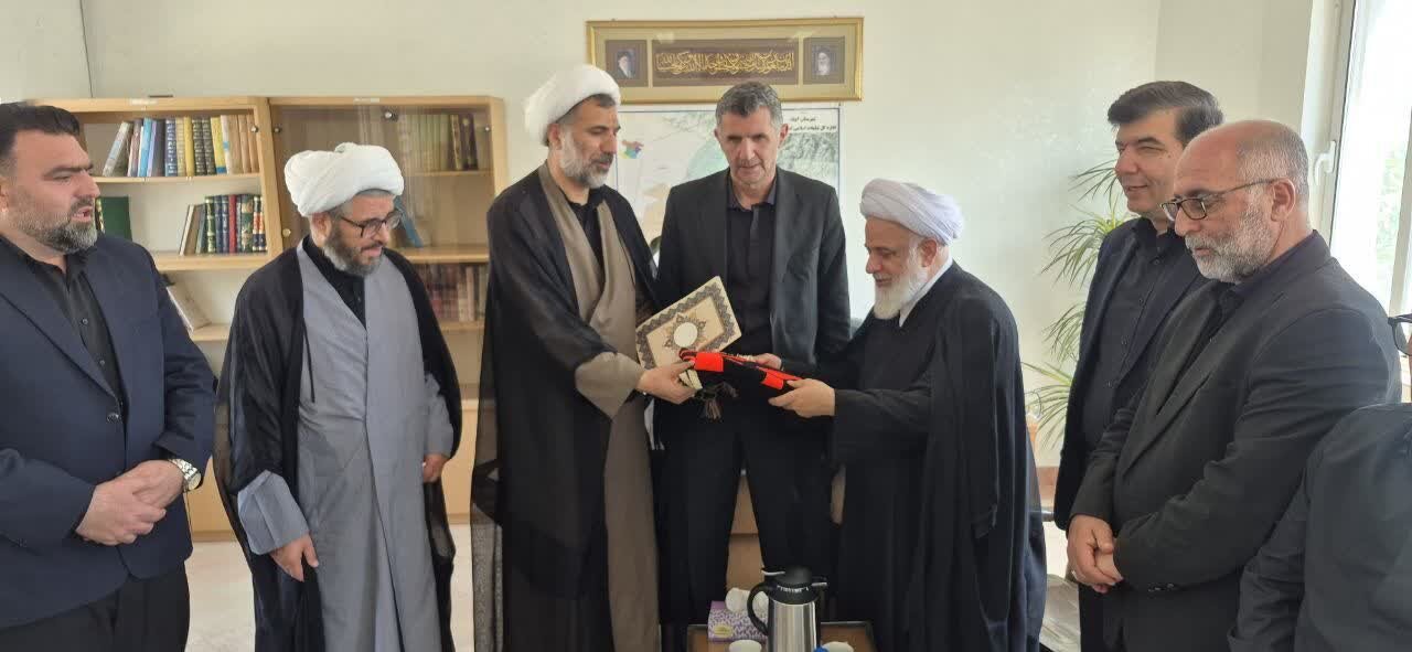 تجلیل امام جمعه آبیک از  رئیس اداره تبلیغات اسلامی