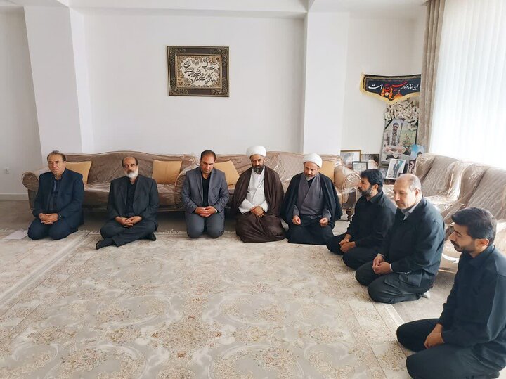 تصاویر/دیدار امام جمعه ایلام با خانواده های معظم شهدای جنگ رمضان